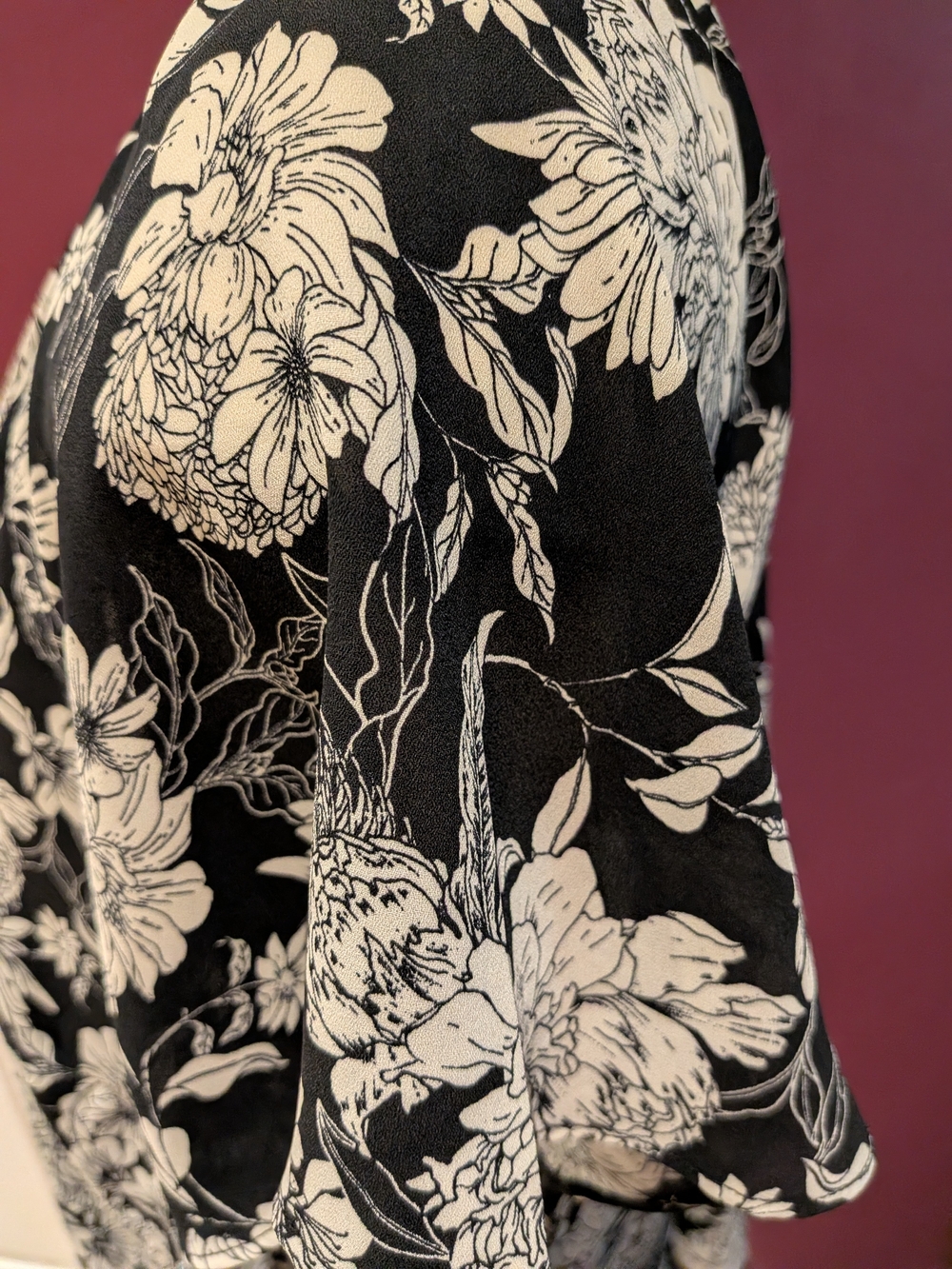 2/$15 H&M Black and White Floral Short-Sleeve Blouse - Picture 4 of 6